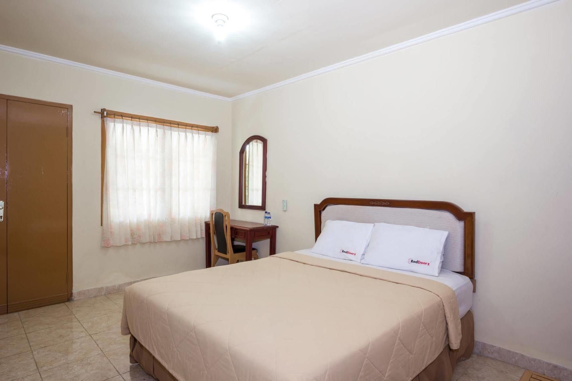 Wisma tamu Reddoorz @ Cemara Sunrise 3*