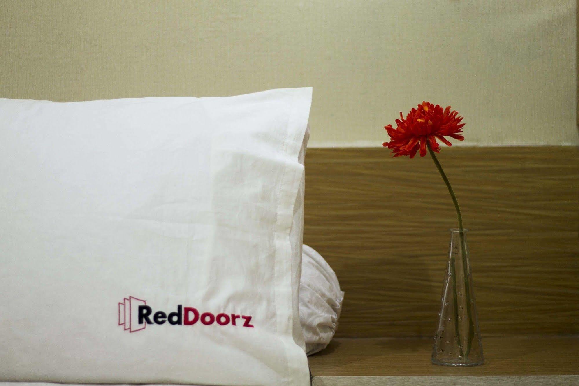 Reddoorz @ Cemara Sunrise Wisma tamu